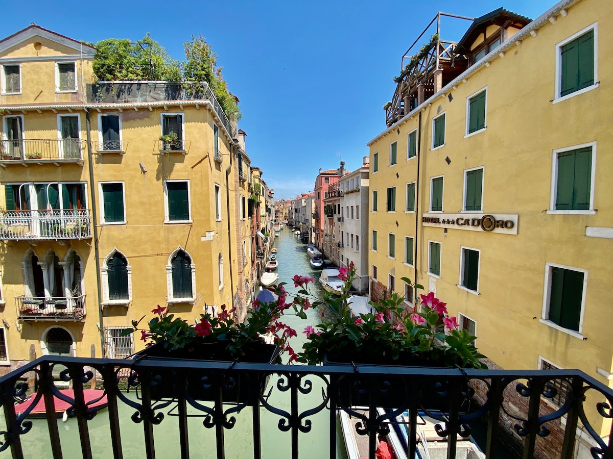 威尼斯的4号露台，可欣赏运河景观