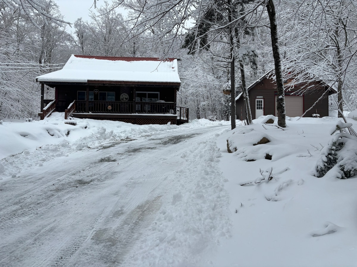 Cozy Cabin & Fun-Filled Barn *VAST access* Mt snow