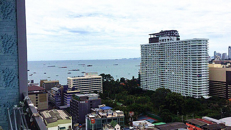 芭堤雅网红BASE公寓，一居室海景大阳台，顶楼无边海景泳池/市中心繁华地段/步行海滩/全中文服务！