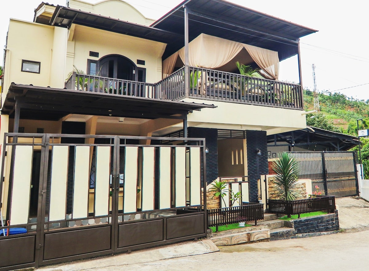 The Yuwono 's House at Gunung Geulis