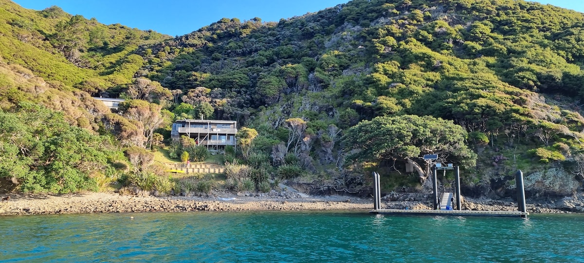 Private waterfront cove, Great Barrier Island