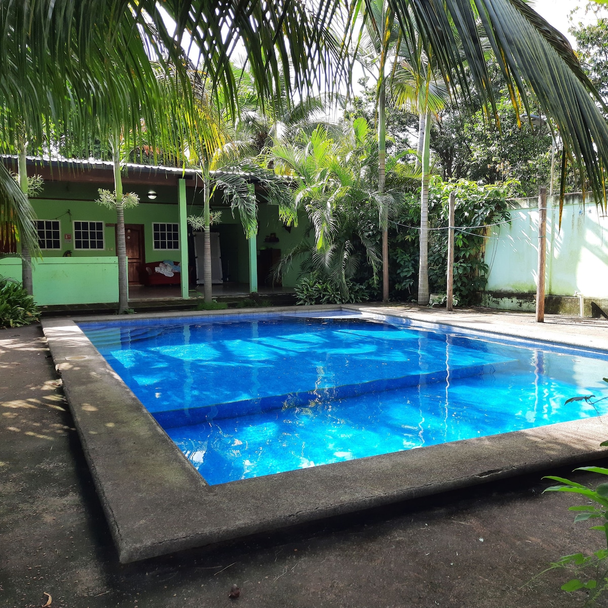 Agradable hostal con piscina