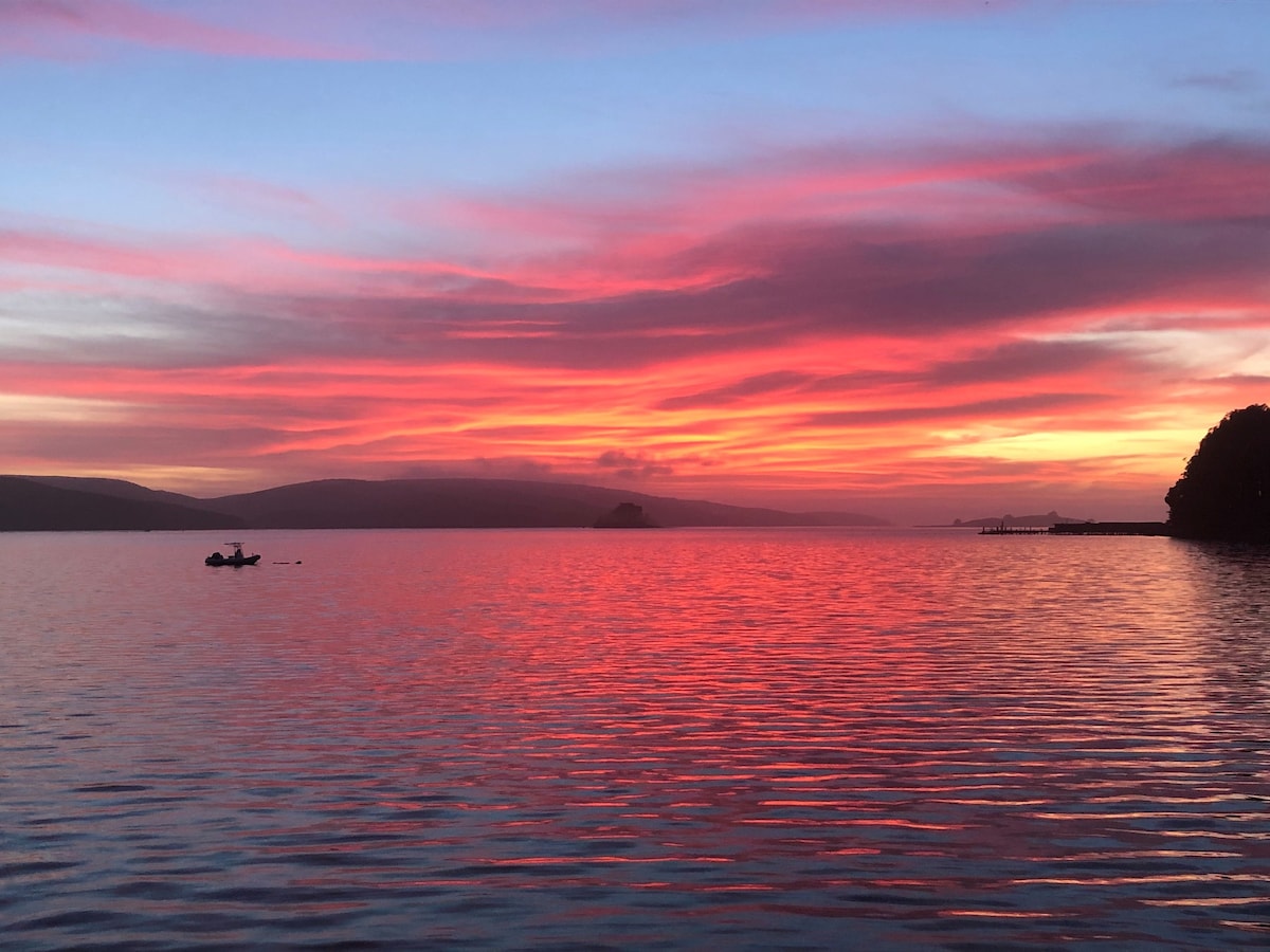 托马莱斯湾（ Tomales Bay ）配备热水浴缸的质朴海滩小屋