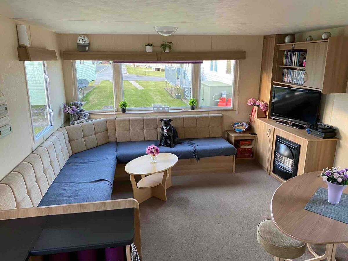 位于索恩威克湾（ Thornwick Bay ）的3间卧室大篷车（允许携带宠物入住