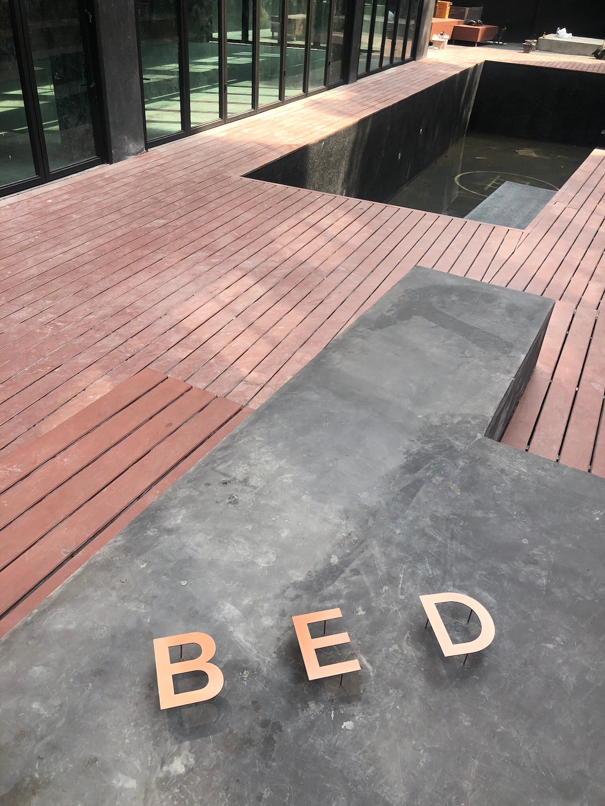 Bed Station Hostel ：泳池和酒吧