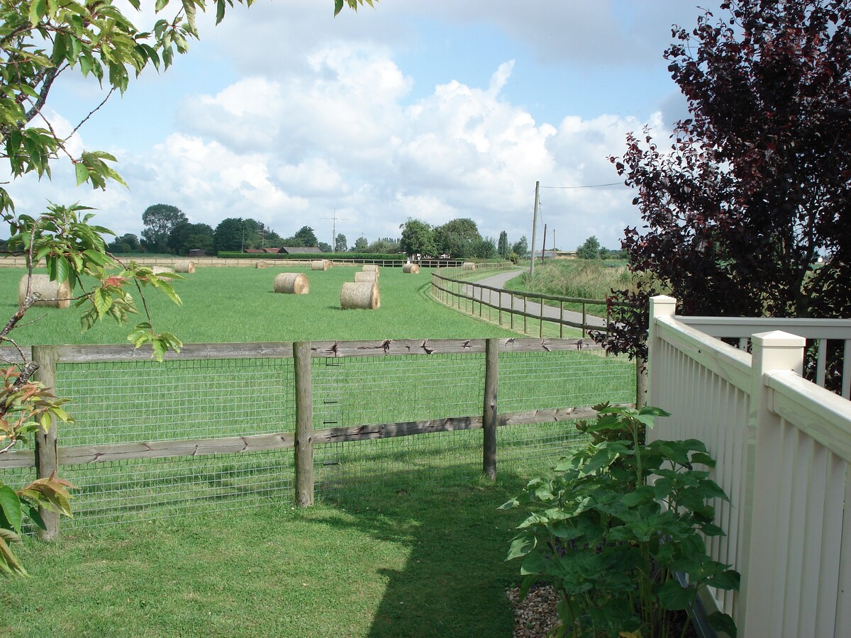 The Caravan Hideaway at Lavender Cottage