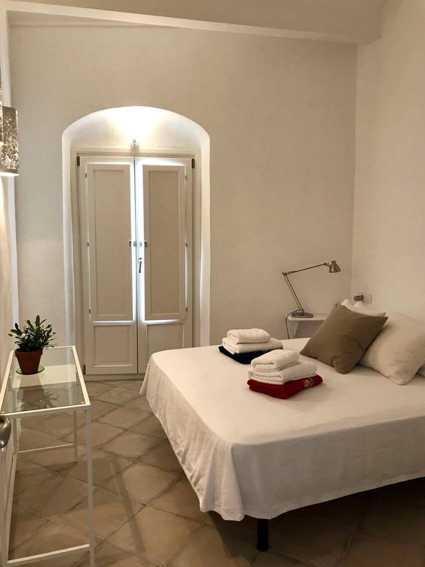 2 CHARMING ROOMS IN THE OLD TOWN