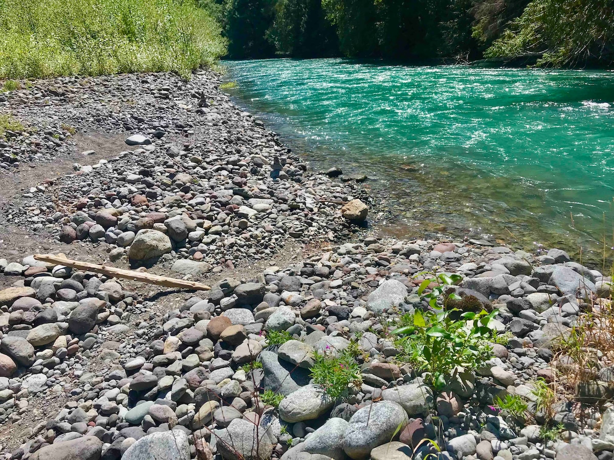 宁静的小木屋和新的热水浴缸，隐私，河流