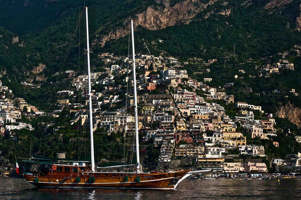 距离卡普里索伦托阿马尔菲海岸（ Capri Sorrento Amalfi Coast ） 24米的
