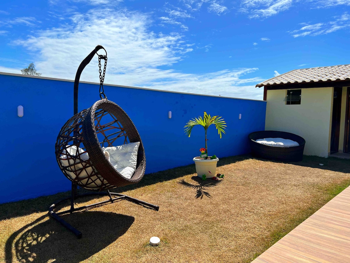 A famosa Casa azul 01 com piscina próxima à praia.