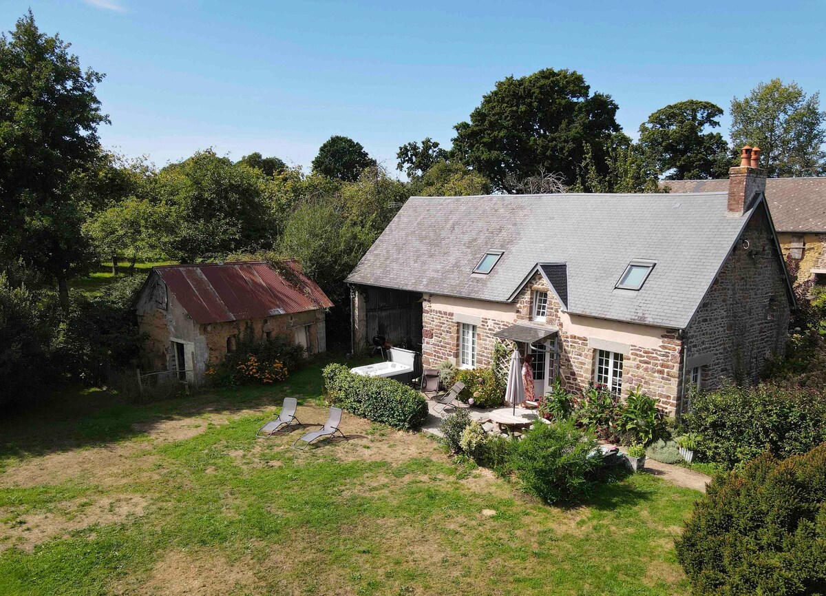 Cozy Cottage  Le Giré with spa 10 m from the sea