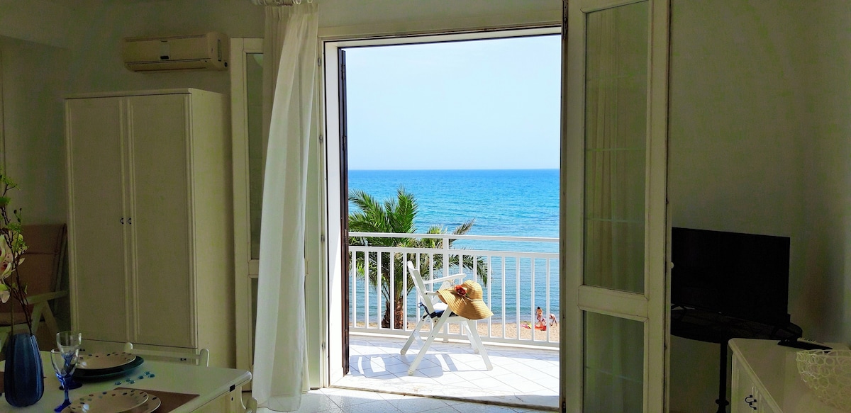 Casa sulla spiaggia e sulla piazza di Selinunte