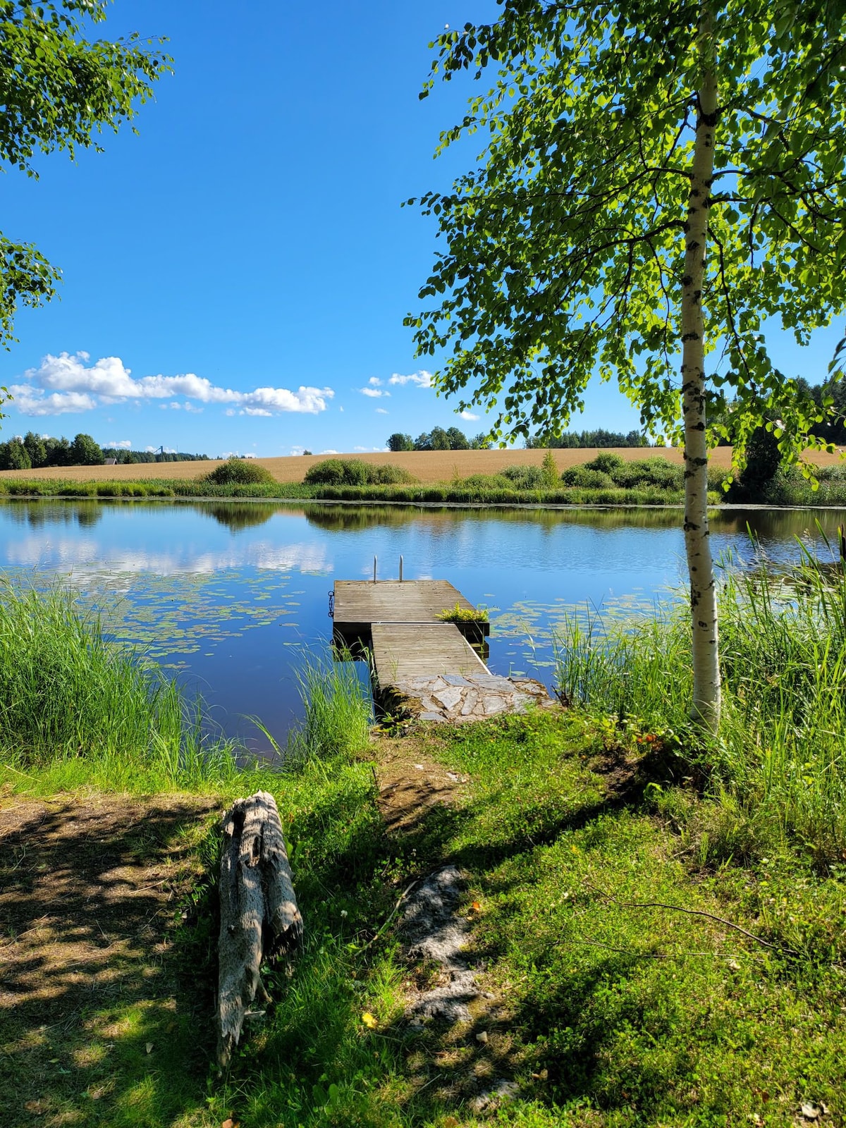 Mökki järven rannalla