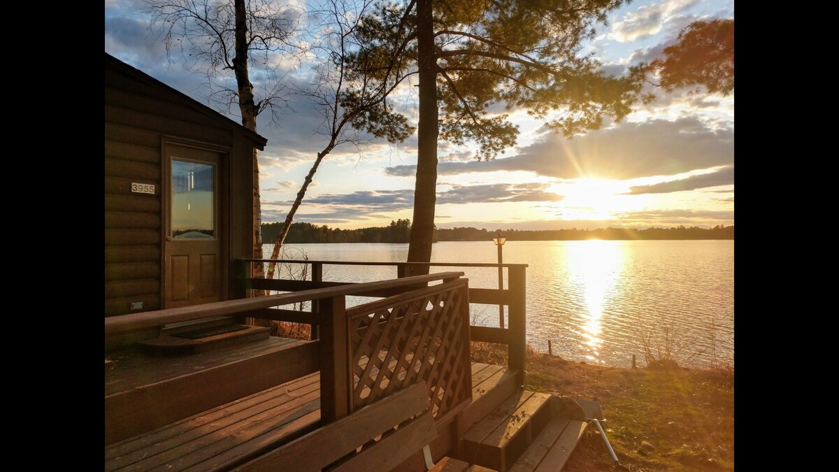 舒适的湖畔小木屋