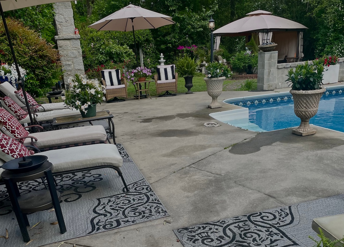 Carriage House别墅设有私人泳池和花园