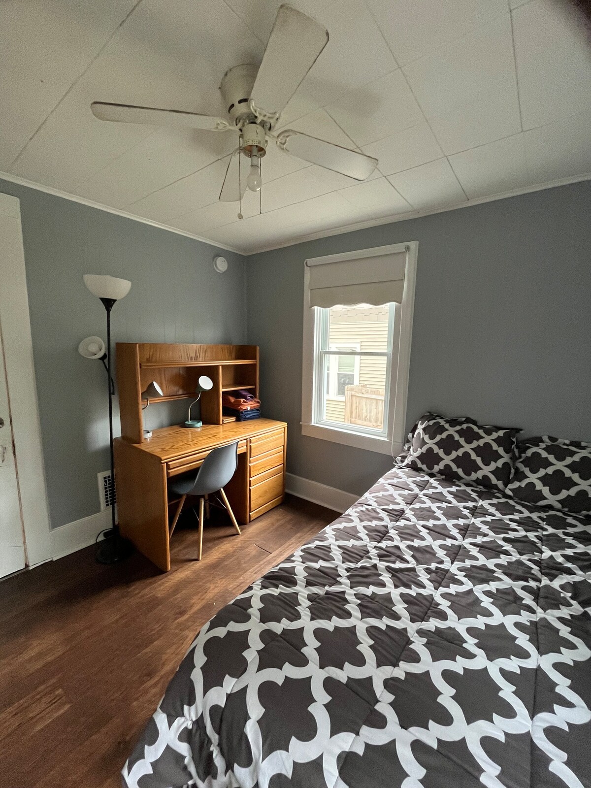 Another Simple bedroom in Syracuse University area
