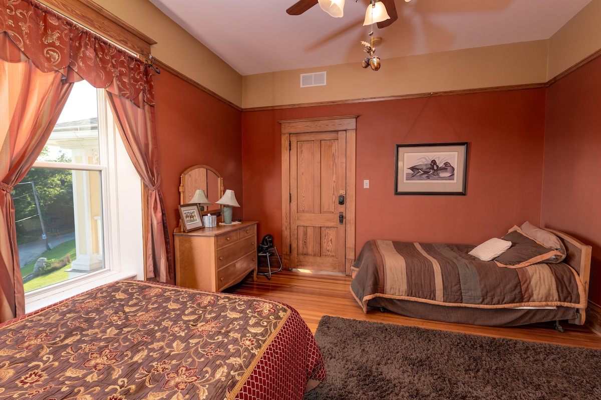 Emma Big Bear Suite and Elkader JailHouse Inn