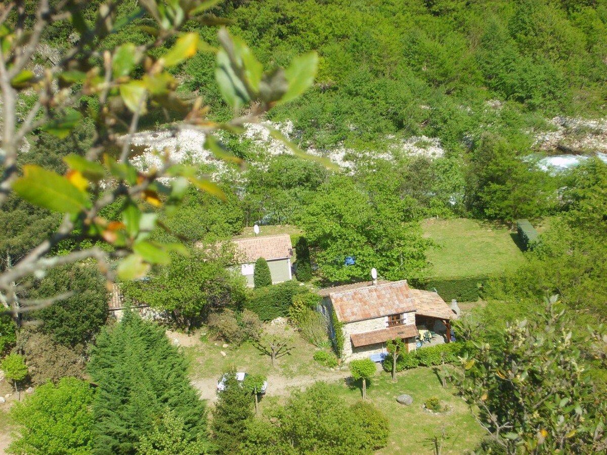 Maison calme en bord de rivière - sud Ardèche