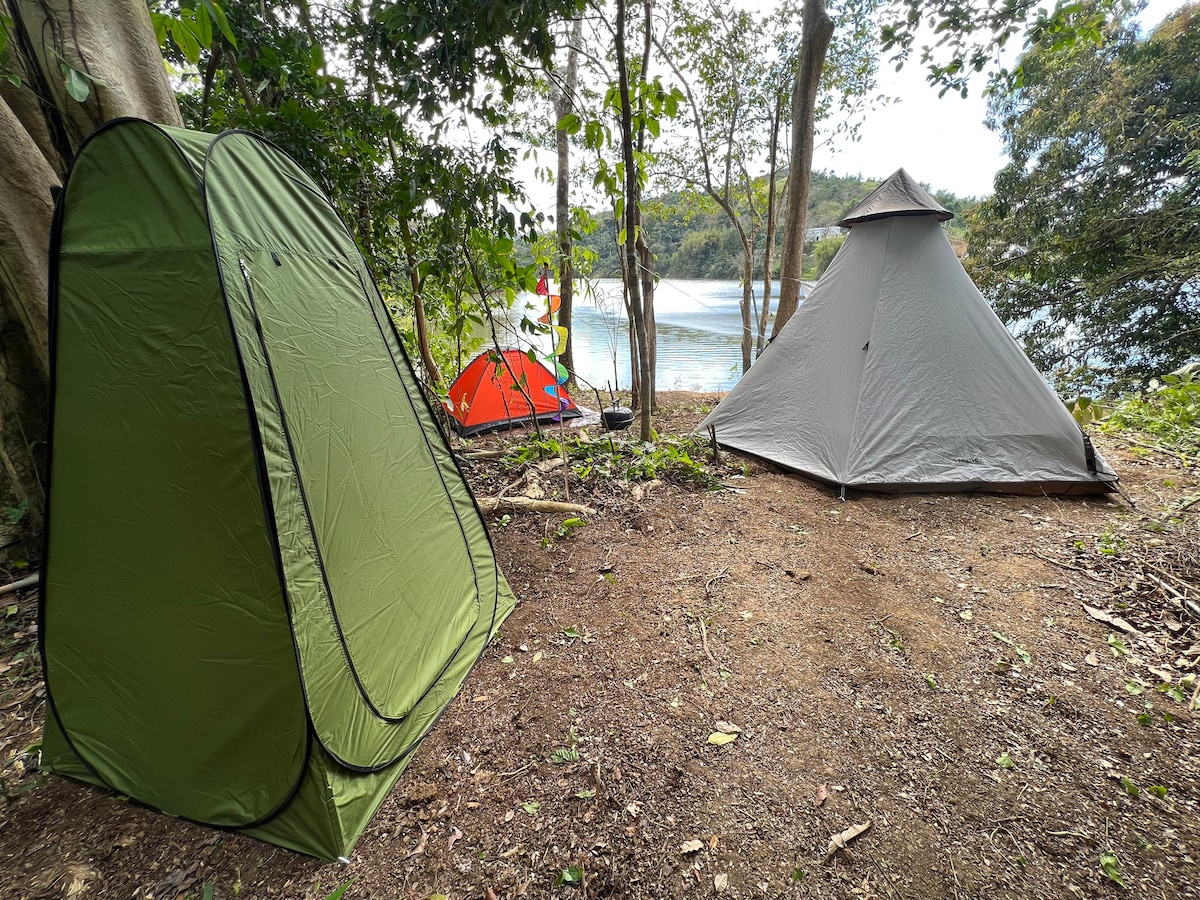 Lago y naturaleza: Aventura con caseta de acampar