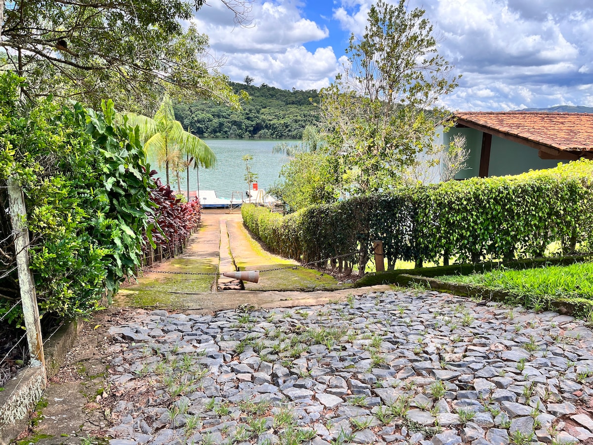 Casa em Capitólio,as margens da represa!