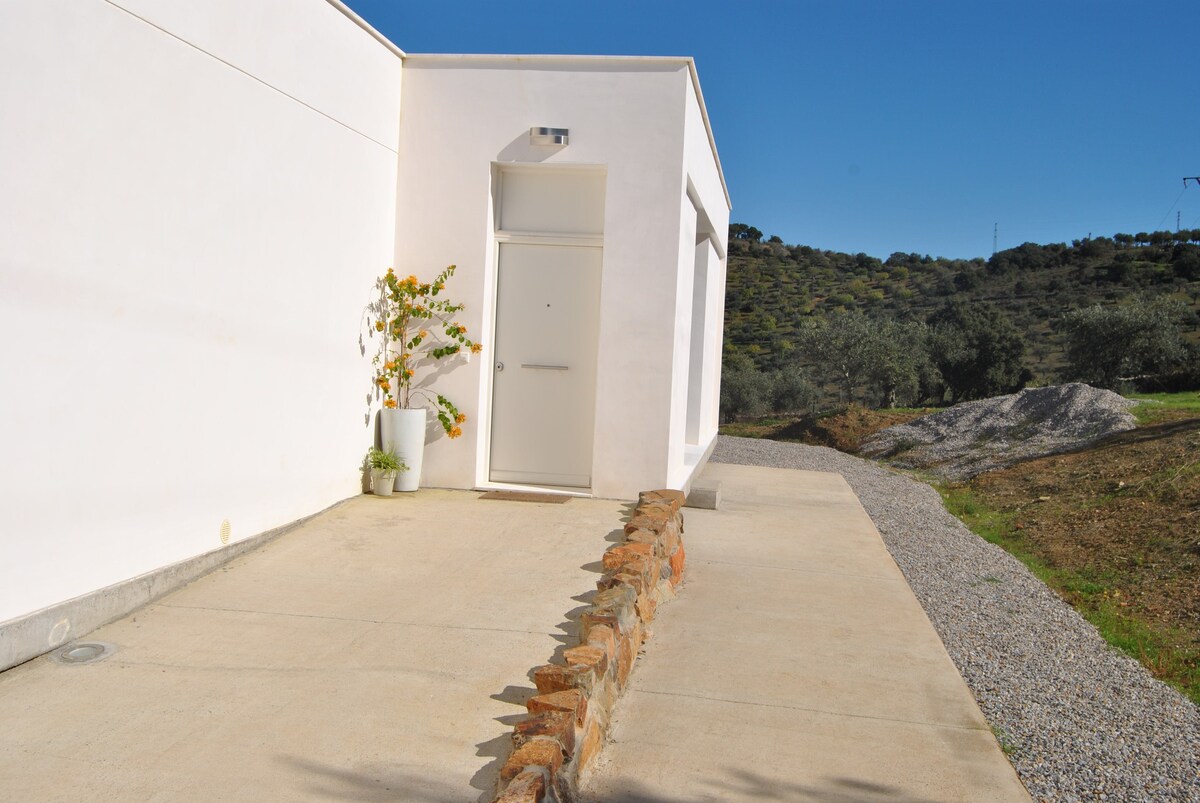 位于埃斯特雷马杜拉（ Extremadura ） 30,000平方米的庄园中的现代住宅