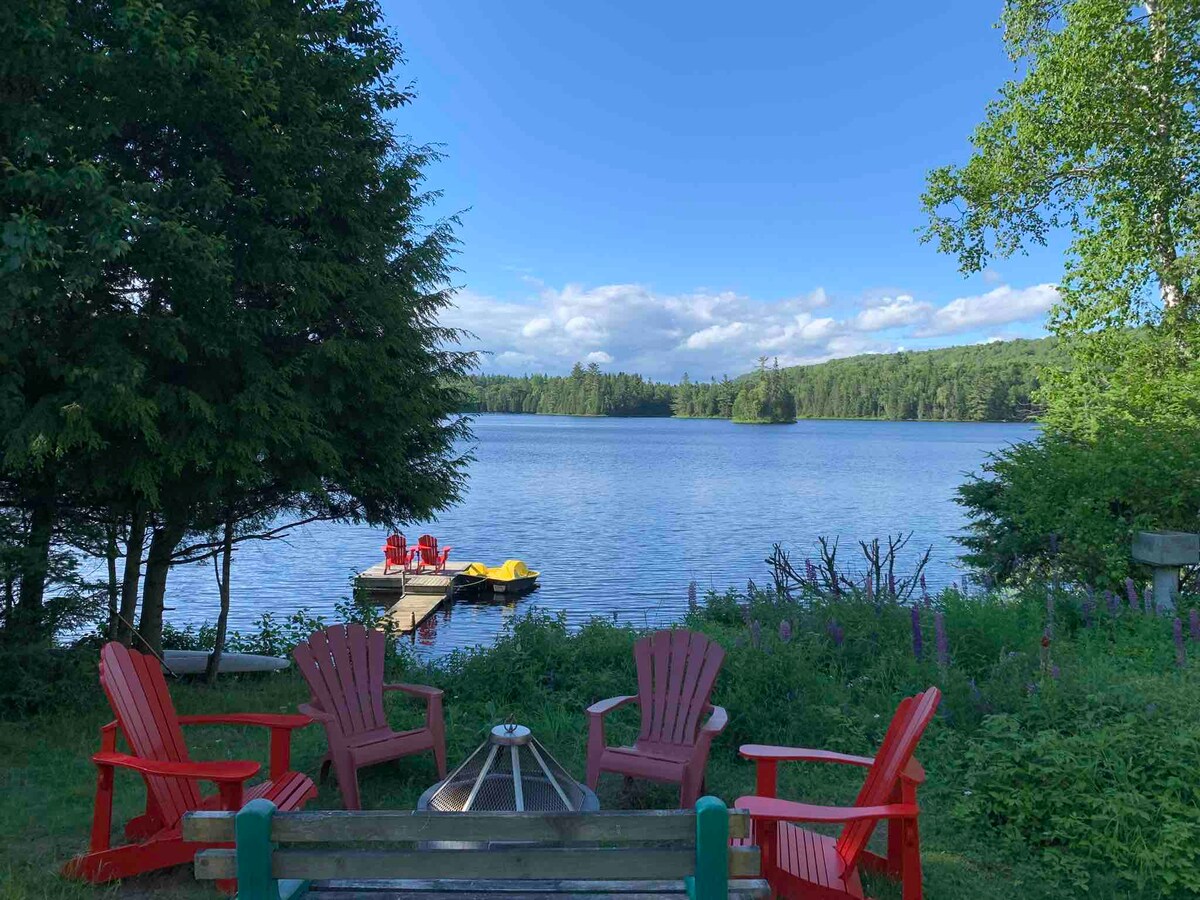 湖畔度假木屋，可欣赏Lac-Croche的热水浴缸景观