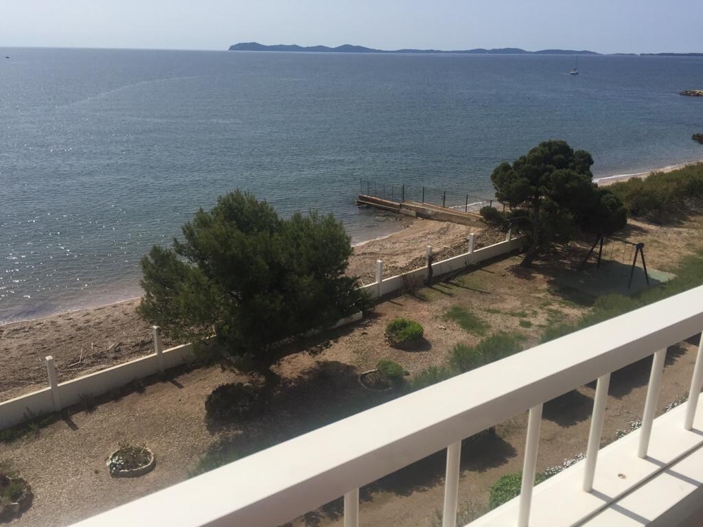 Les pieds dans l eau, vue sur les Îles  d’Or