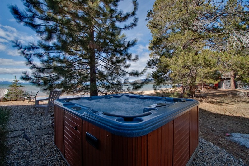 Lakefront/Hot Tub/Great Location