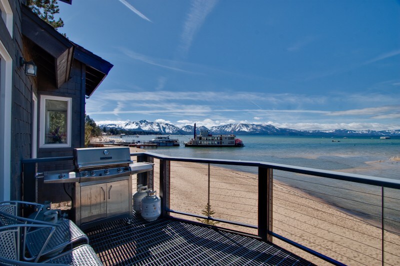 Lakefront/Hot Tub/Great Location