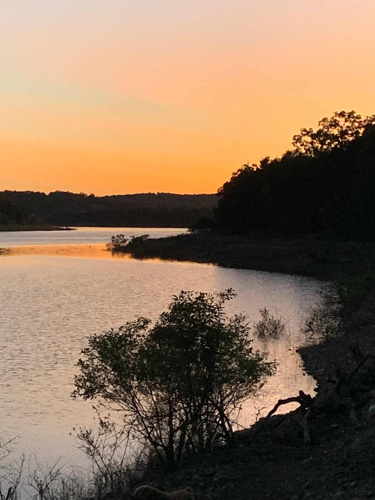 舒适的小木屋，在Bull Shoals Lake的私人度假胜地。