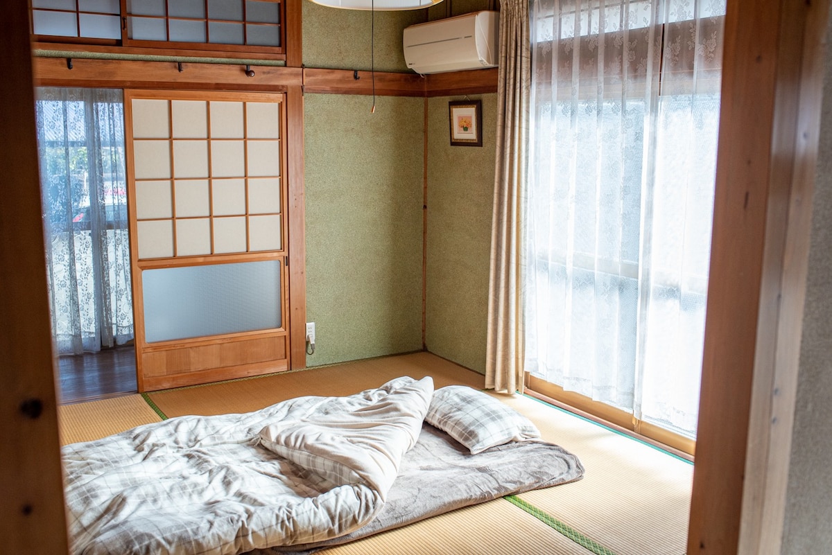日本建筑师、日式床垫和石内景观