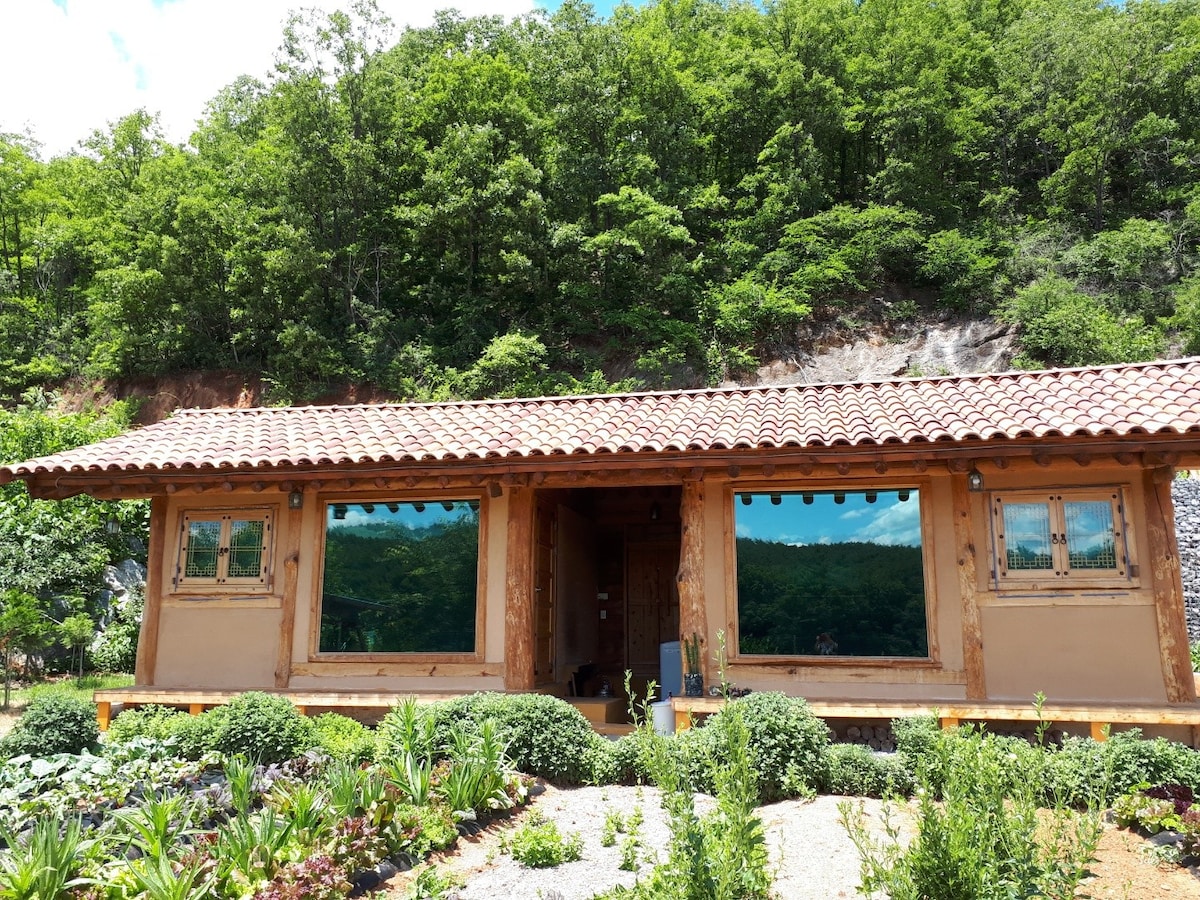 Yeongwol Earth House Pension (Grass Leaf Sound 1)