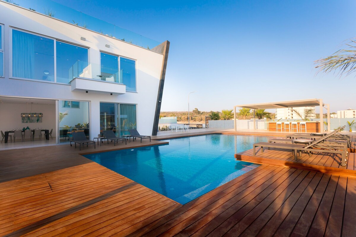 R 1041 Spiro’s Seaview Villa Full Board With Roof Terrace with Jacuzzi, outdoor shower and lounge