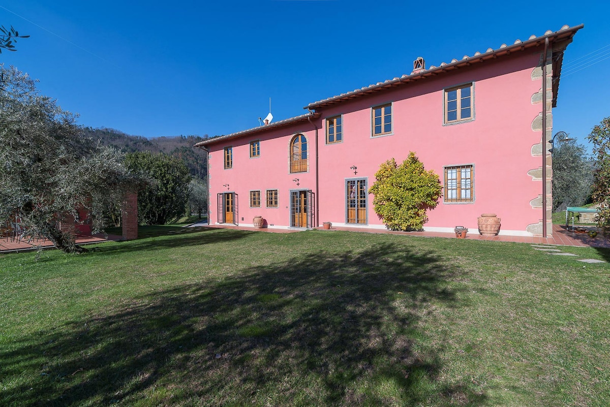 Tuscan villa with annexe, pool & park by Vacavilla