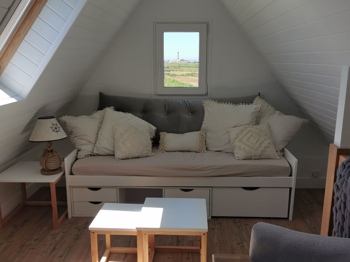 Petite maison vue sur mer et le phare du creac'h