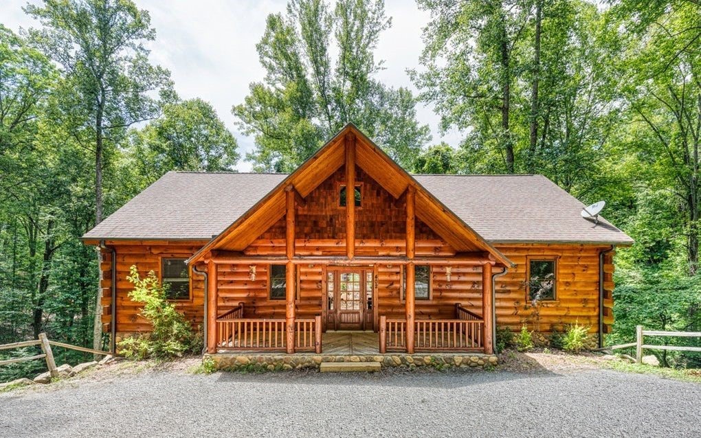 Blue Ridge Treetop Luxury Lodge, Gameroom, Hot tub