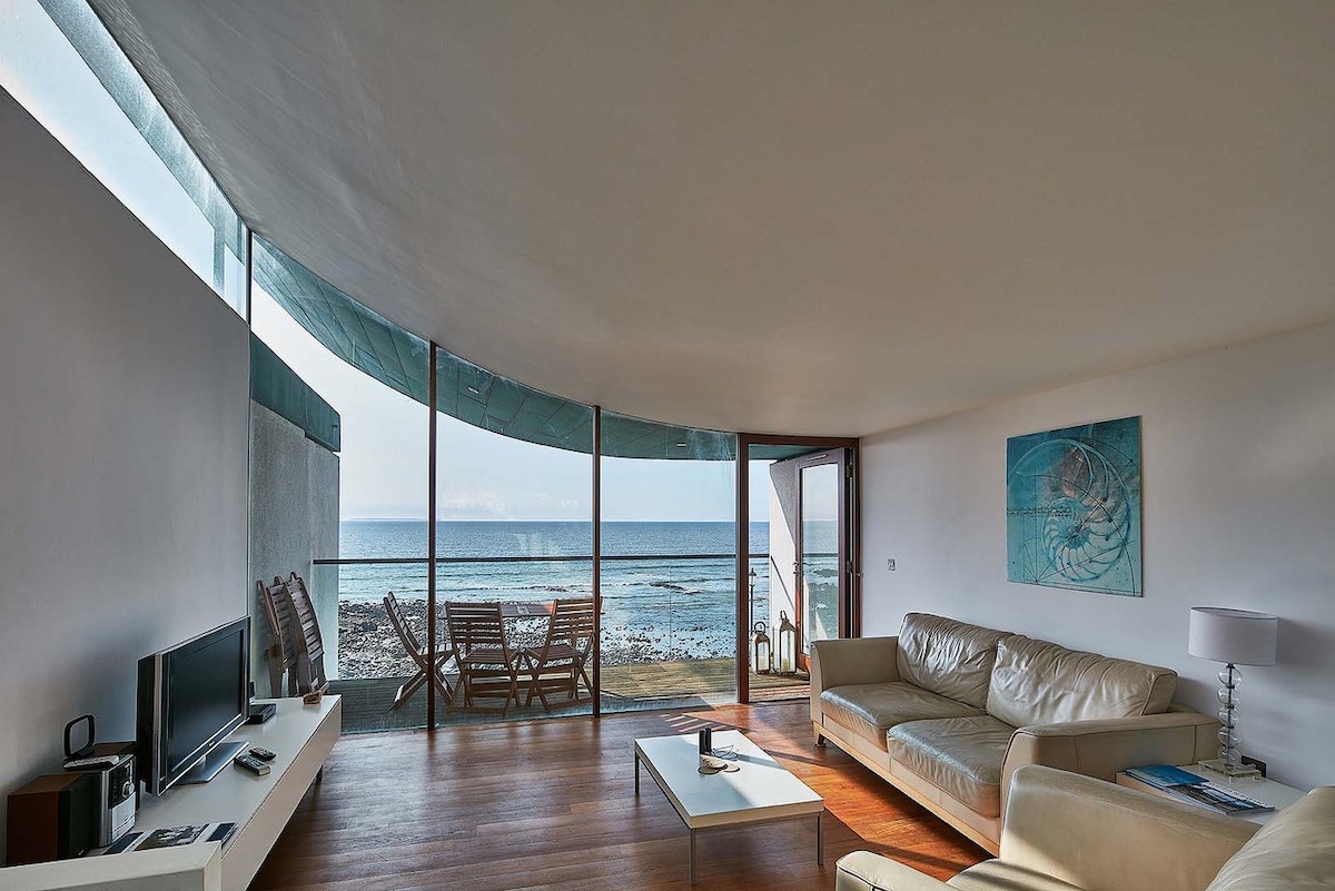Contemporary apartment with magnificent sea view