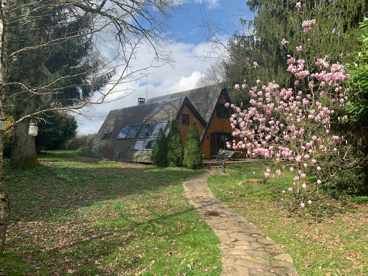 Chalet  Atypique ds l Yonne tout près de Paris.