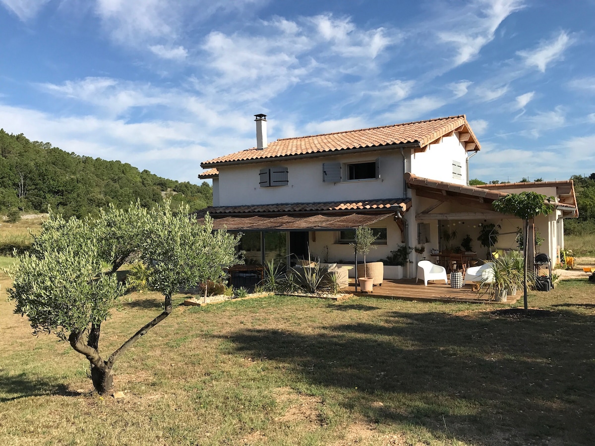 maison avec piscine et chat, gorges de l' Ardèche