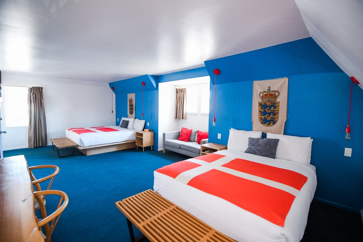 Solvang中心的加大双人床和双人床卧室。