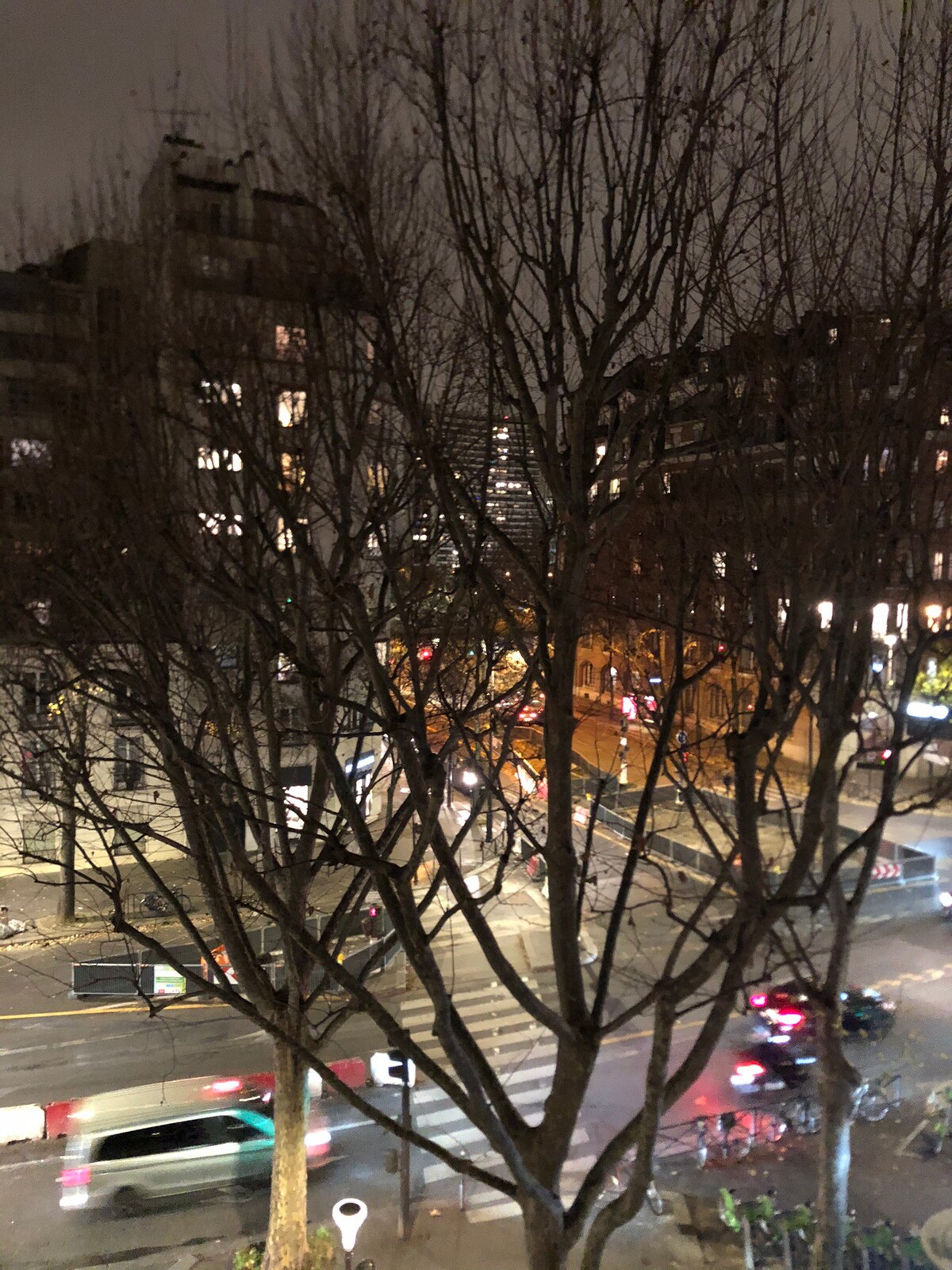 可俯瞰塞纳地铁10 RER C的现代单间公寓。