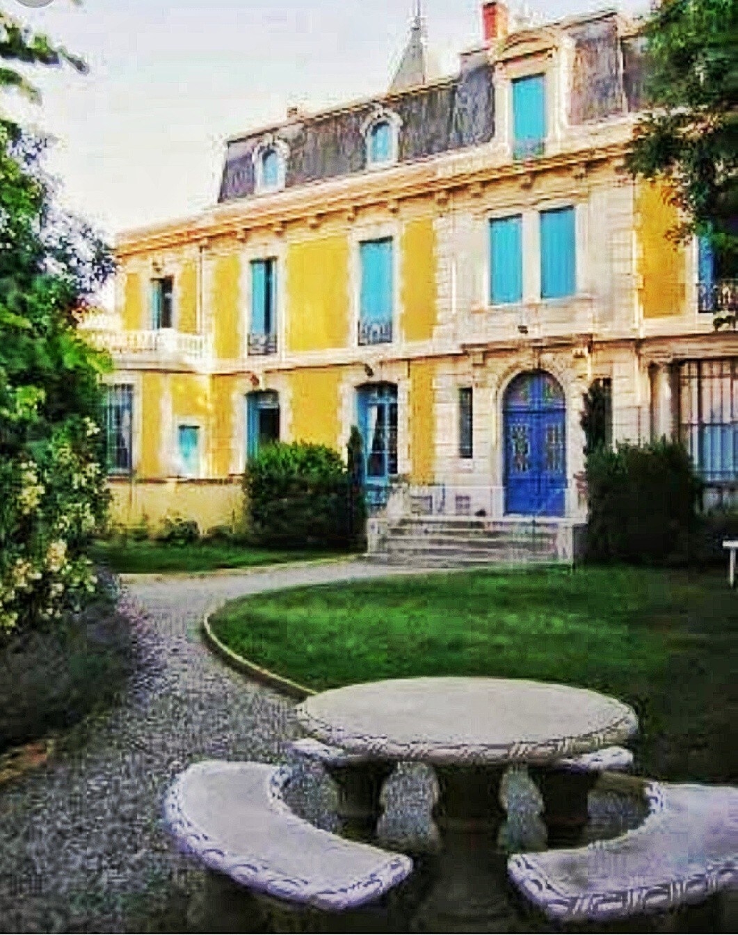 Elegant 2 bedroom garden apartment in a Château