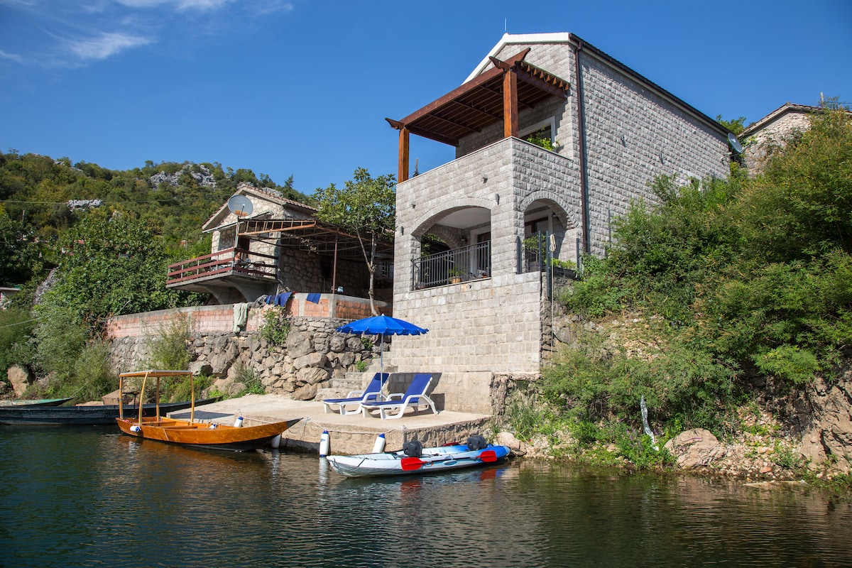 斯卡达尔湖国家公园（ National Park Skadar Lake ）的「天堂湖畔别墅」