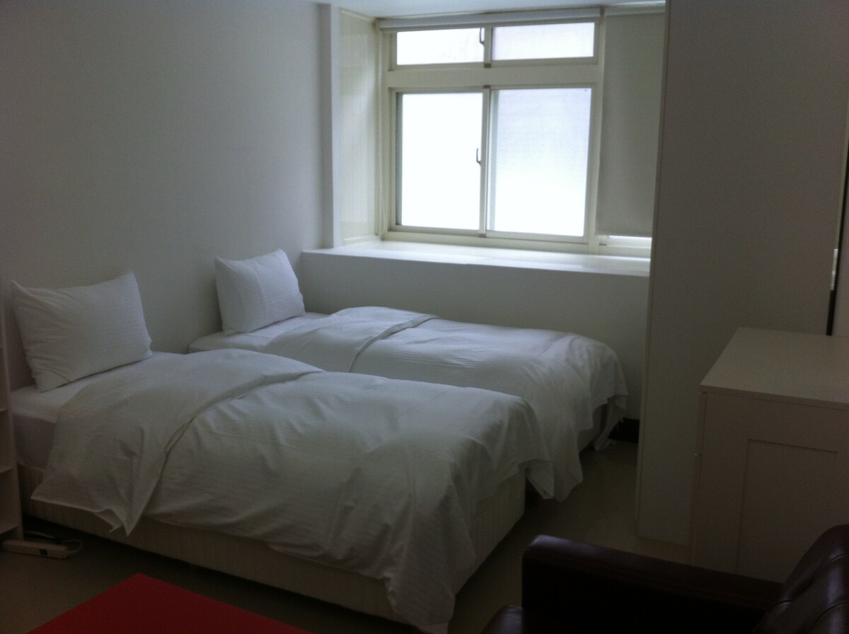 near MRT 捷運 飯店式套房/兩張單床(two single beds)