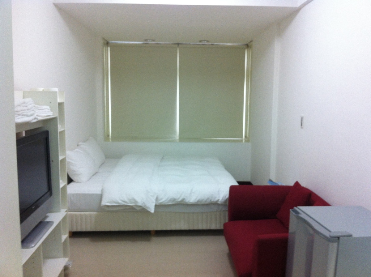 near MRT 捷運 飯店式套房/兩張單床(two single beds)