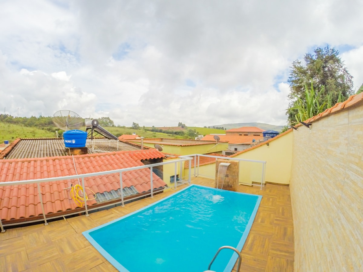 Casa Amarela bela com piscina e churrasqueira