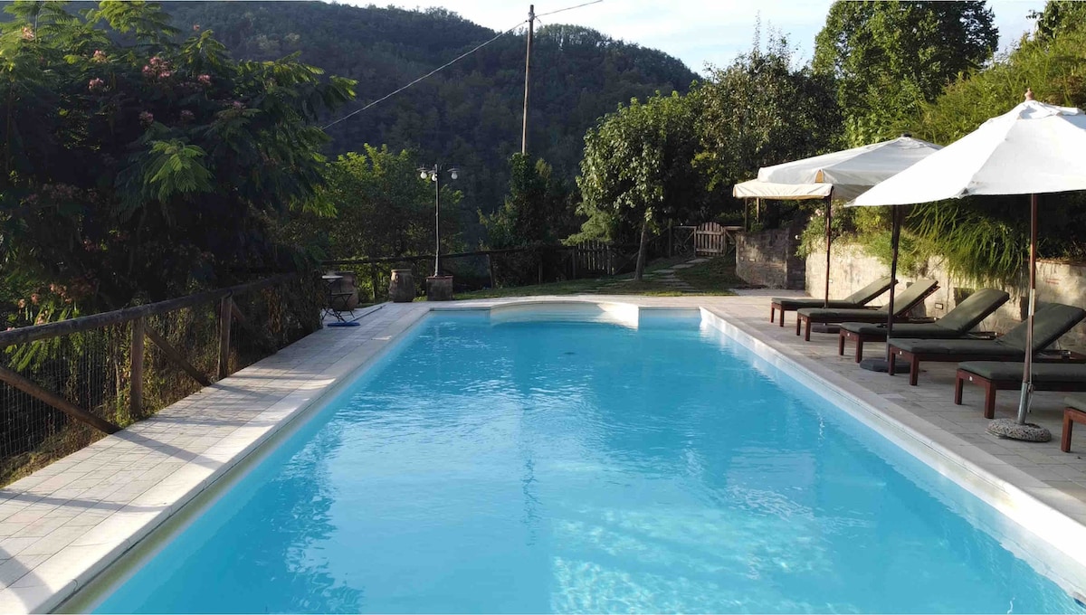 Large pool (15m x 5m) and panoramic position