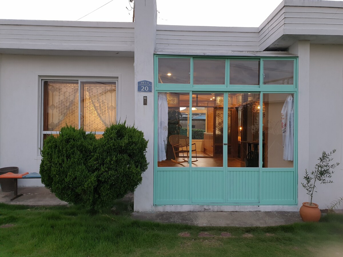 Jeju Aewol私人膳宿公寓，距离机场/1个团队20分钟车程，一栋完全独立的房子和一栋带花园的漂亮房子