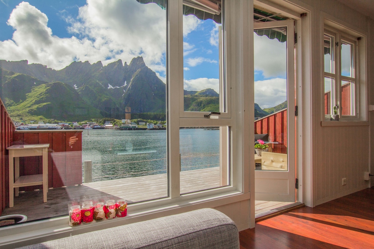 Lofoten Ballstad海滨小木屋