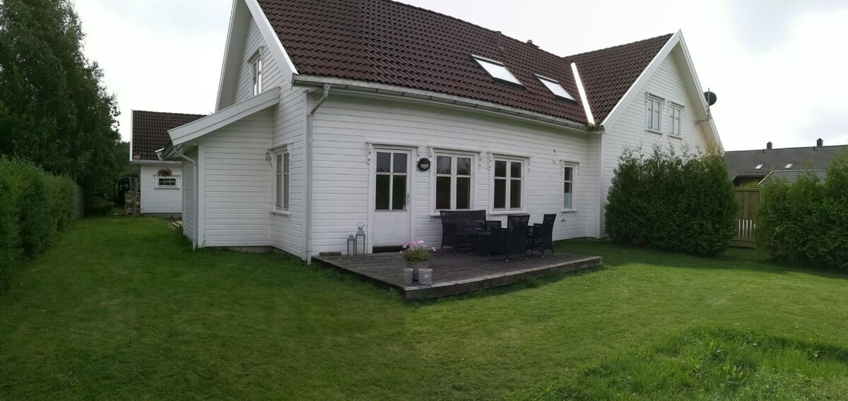 77平方米的公寓，最多可入住8人，靠近克里斯蒂安桑（ Kristiansand ）
